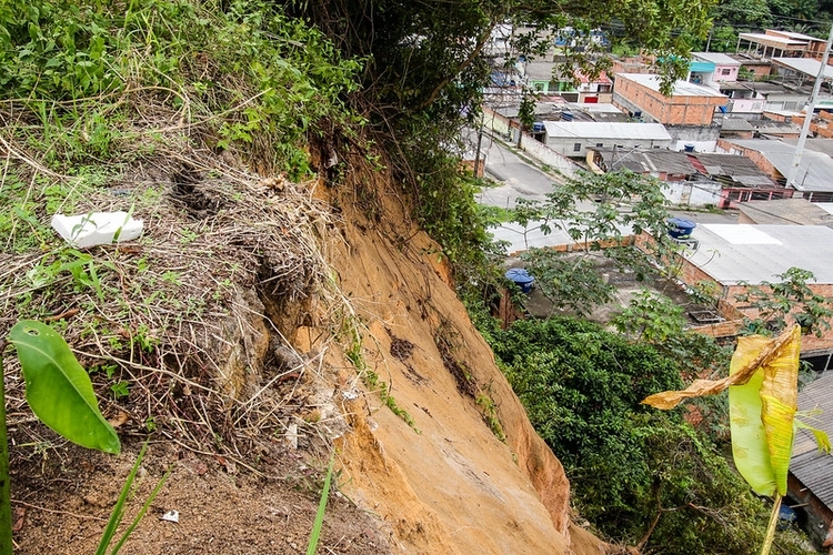 Mais de 112 mil pessoas vivem em áreas de risco em Manaus, diz SGB