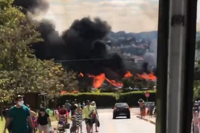 Incêndio de grandes proporções destrói resort em Goiás e turistas ficam apavorados; vídeo