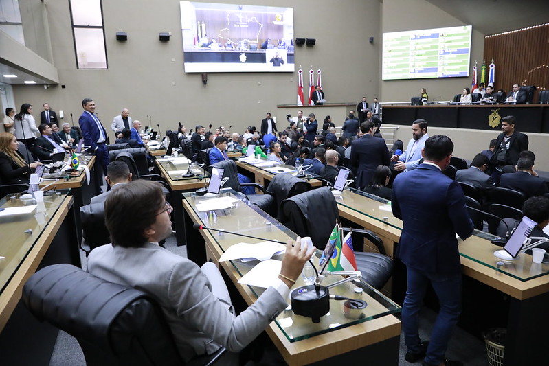 Deputados rejeitam estado laico e aprovam uso de escolas públicas por igrejas no Amazonas