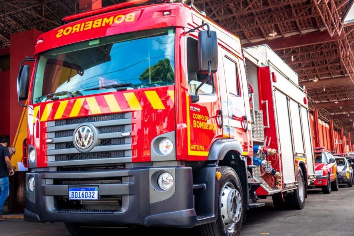 Bêbado, tenente do exército colide carro contra caminhão dos bombeiros no Alvorada