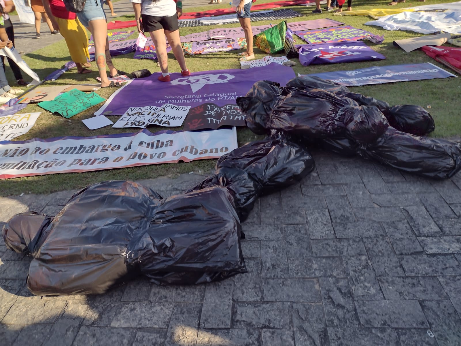 Corpos em sacos pretos são deixados em praça de Manaus para lembrar vítimas da covid