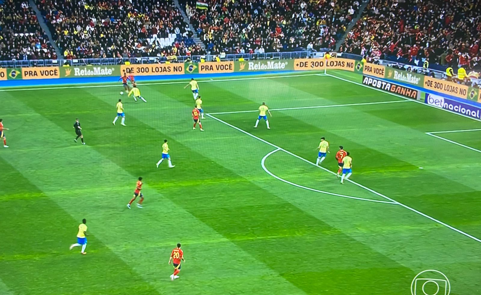 Começa Brasil x Espanha no Estádio Santiago Bernabéu