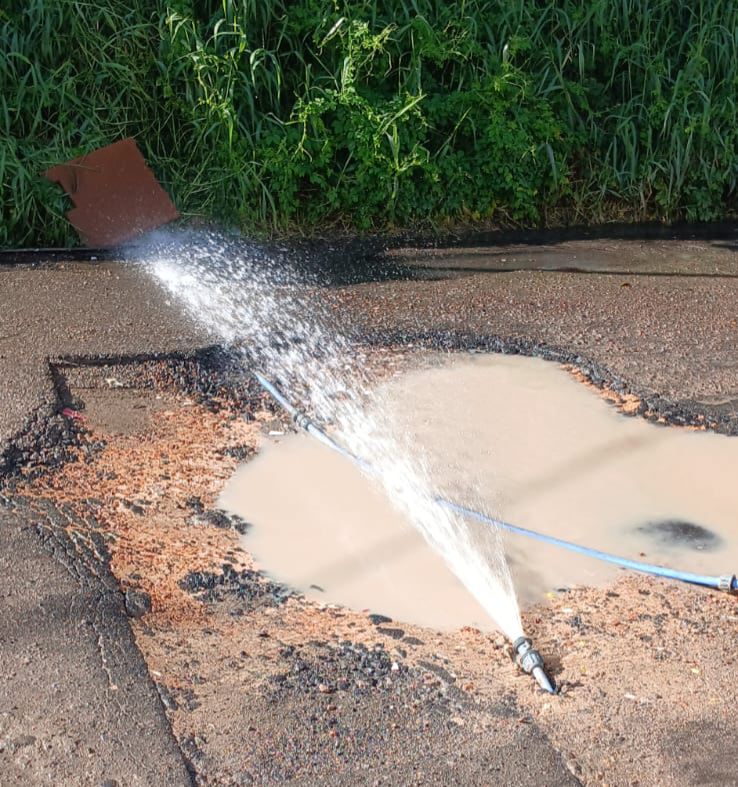 Águas de Manaus deixa ruas danificadas e comerciante prejudicado no Aleixo