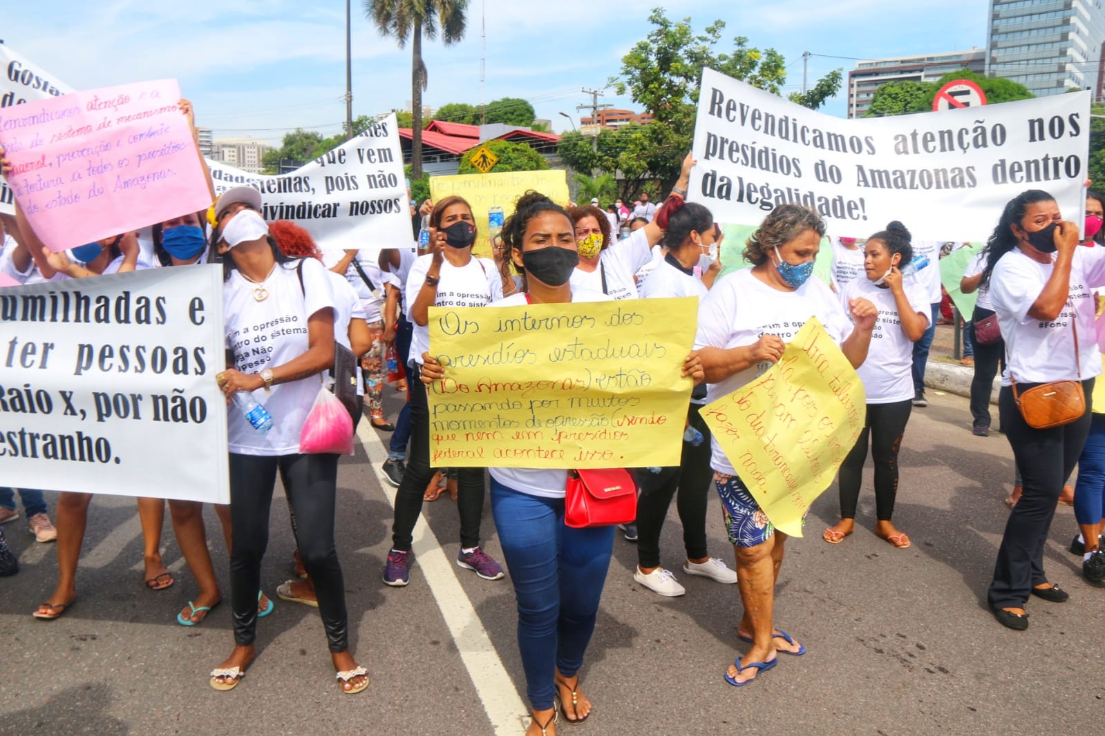 Familiares de detentos fecham avenida por melhorias em presídios de Manaus: vídeo