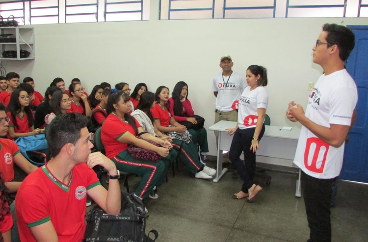 Estudantes do ensino médio e EJA devem receber R$ 200 de incentivo do governo