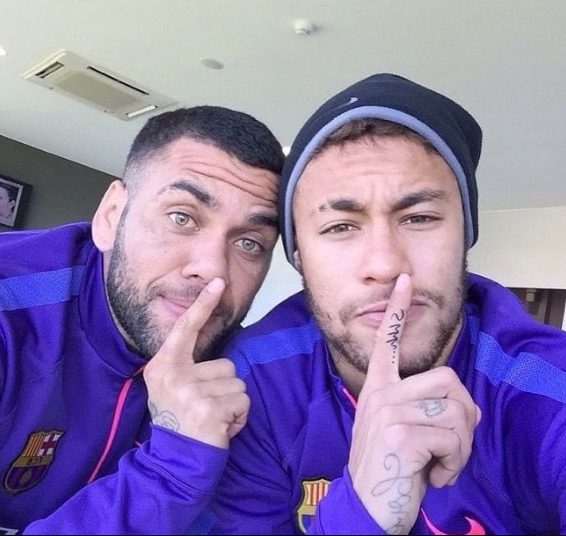 Daniel Alves vai recorrer ao pai de Neymar para pagar fiança e sair da prisão