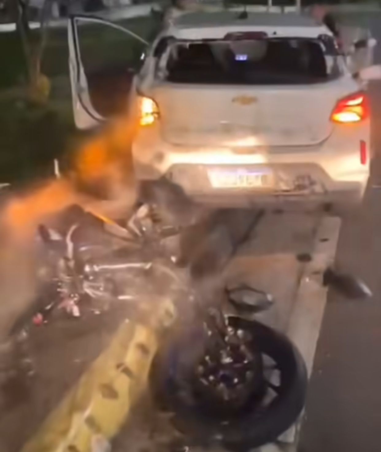 Casal é arremessado de moto após batida com carro em avenida de Manaus