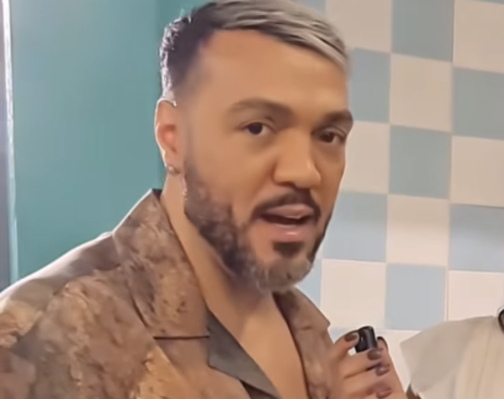 Belo é flagrado abraçado à mulher em shopping; saiba quem é