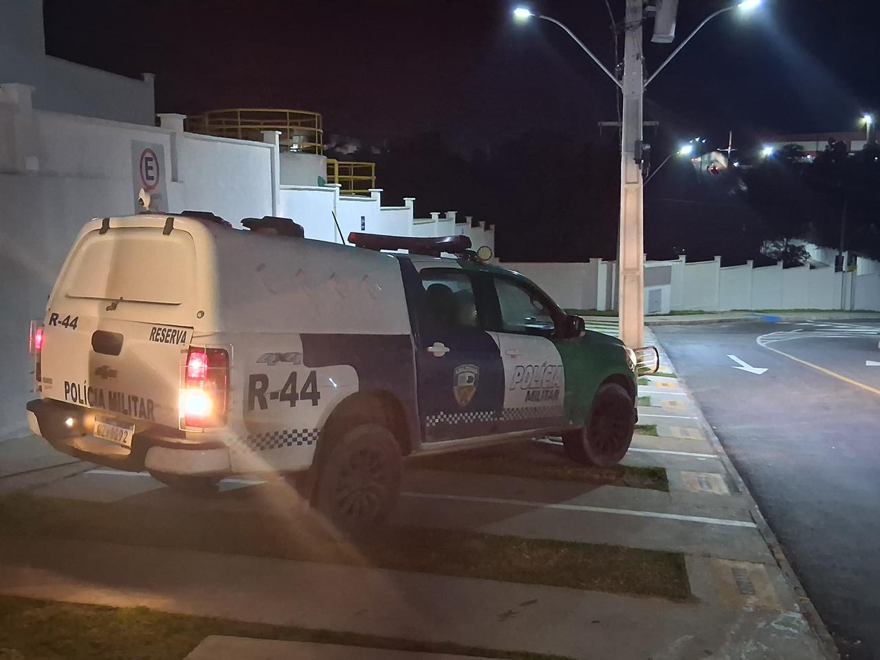 Assaltantes rendem adolescente com faca no pescoço e moradores se revoltam em Manaus