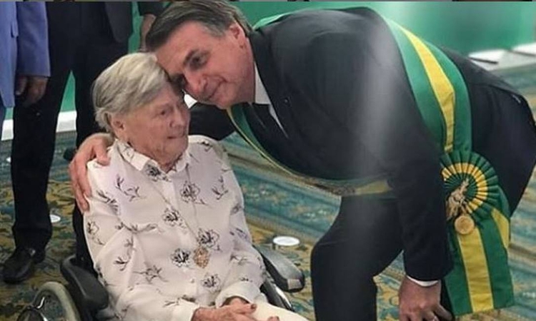 Bolsonaro faz aposta na Mega-Sena após enterro da mãe 