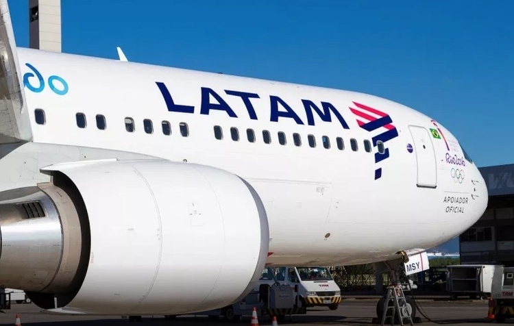 Passageiro cai de escada em desembarque da Latam no aeroporto de Congonhas