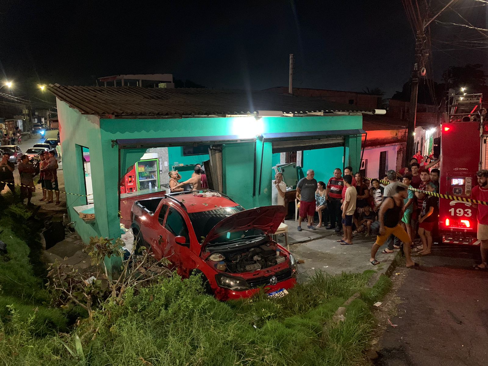 Em marcha ré, carro desgovernado invade bar, mata uma pessoa e deixa dois feridos no Armando Mendes