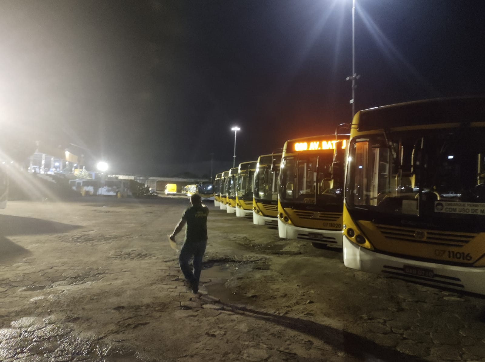 Ônibus de transporte público passam por vistoria em Manaus