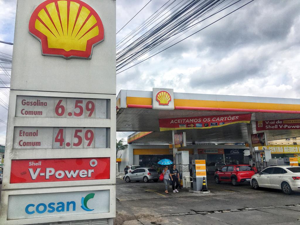 Enquanto Petrobras anuncia redução, Manaus aumenta em R$ 1 preço da gasolina