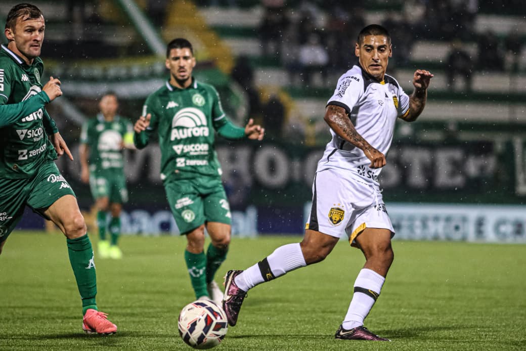 Amazonas FC encara Chapecoense em 'decisão' pela Série B