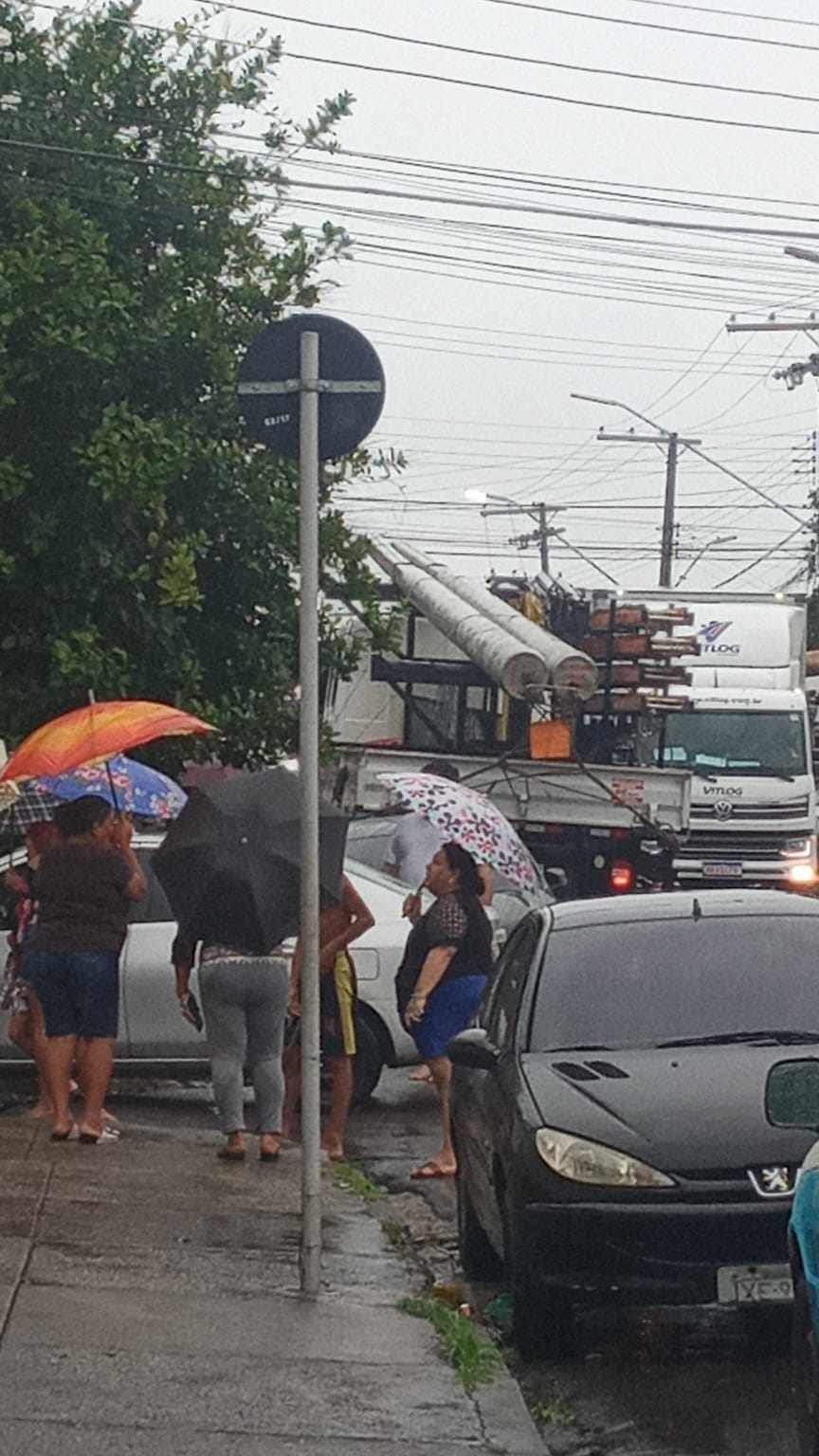 Moradores do Japiim fecham ruas para impedir troca de medidores elétricos em Manaus