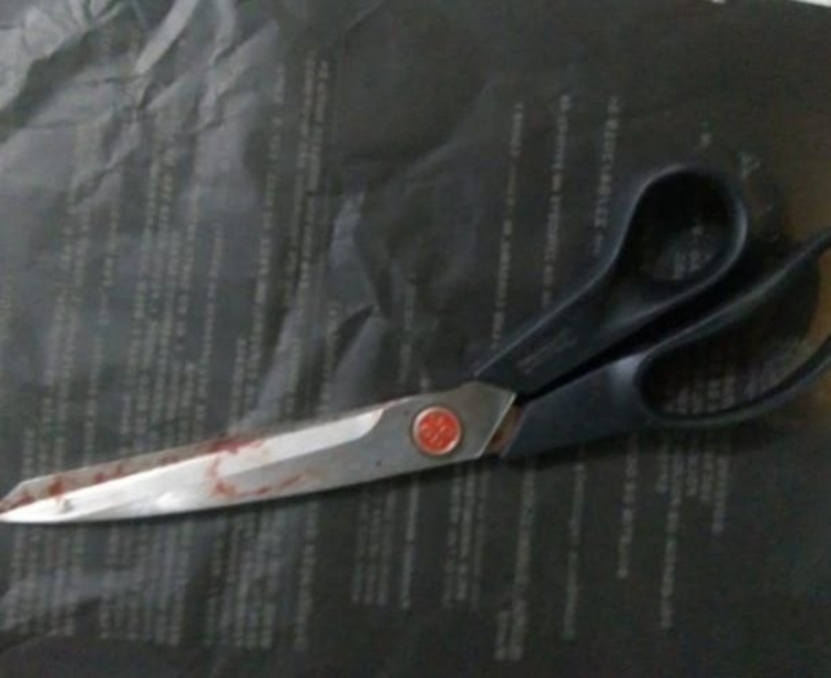 Mulher é presa suspeita de 'corrigir' filho adotivo com corte de tesoura no pênis