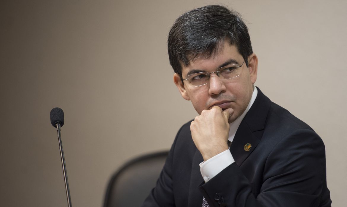 Randolfe pede ao STF que PGR seja substituído em inquérito dos atos antidemocráticos
