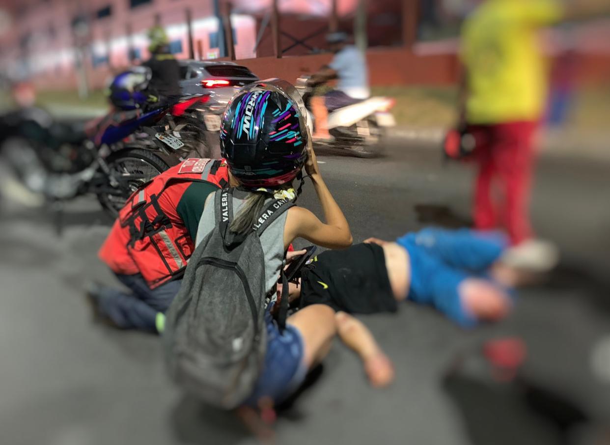 Motociclista é arremessado após bater na traseira de carro na Avenida Max Teixeira