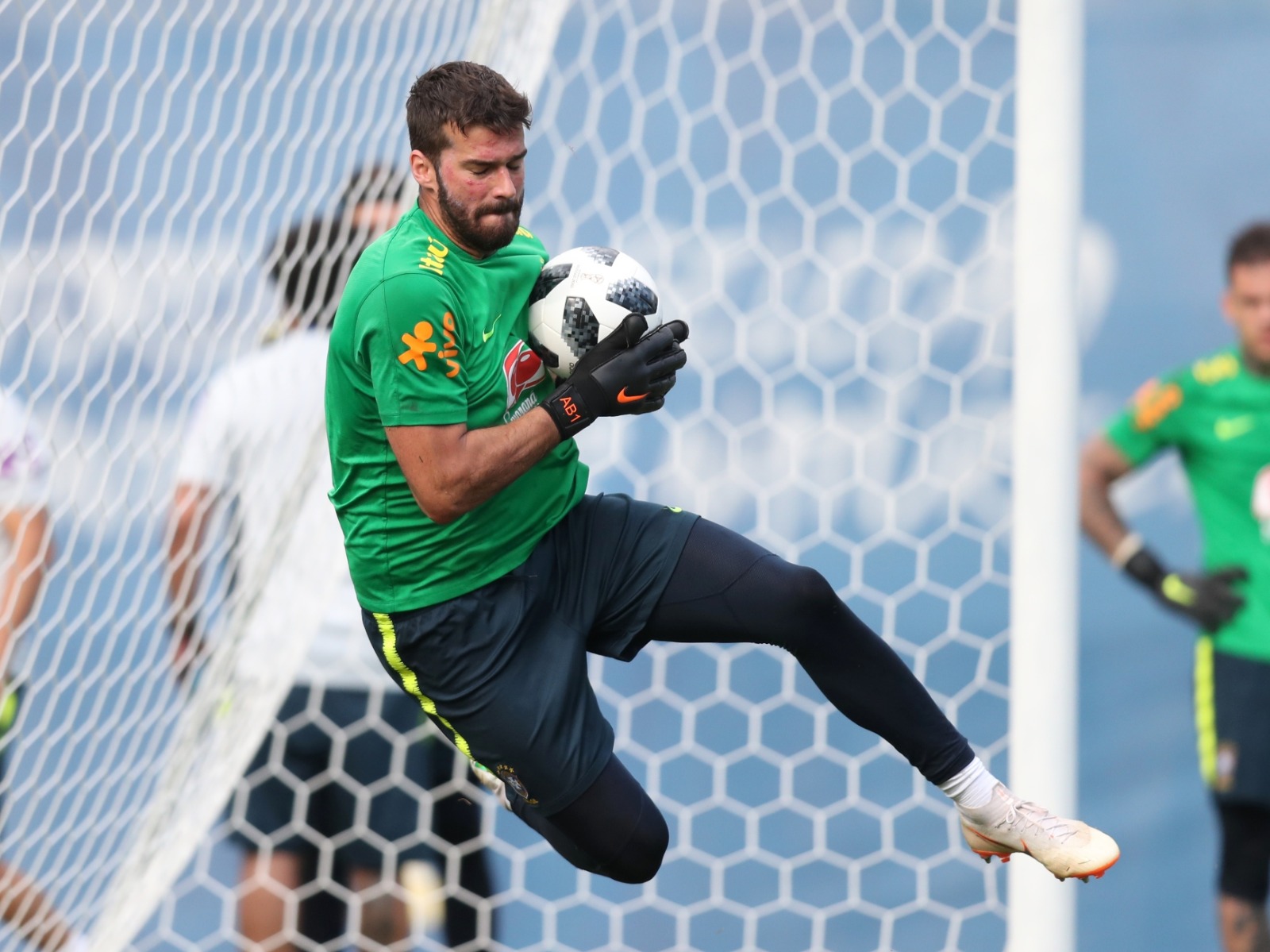 Alisson aponta prioridade para retorno ao futebol brasileiro