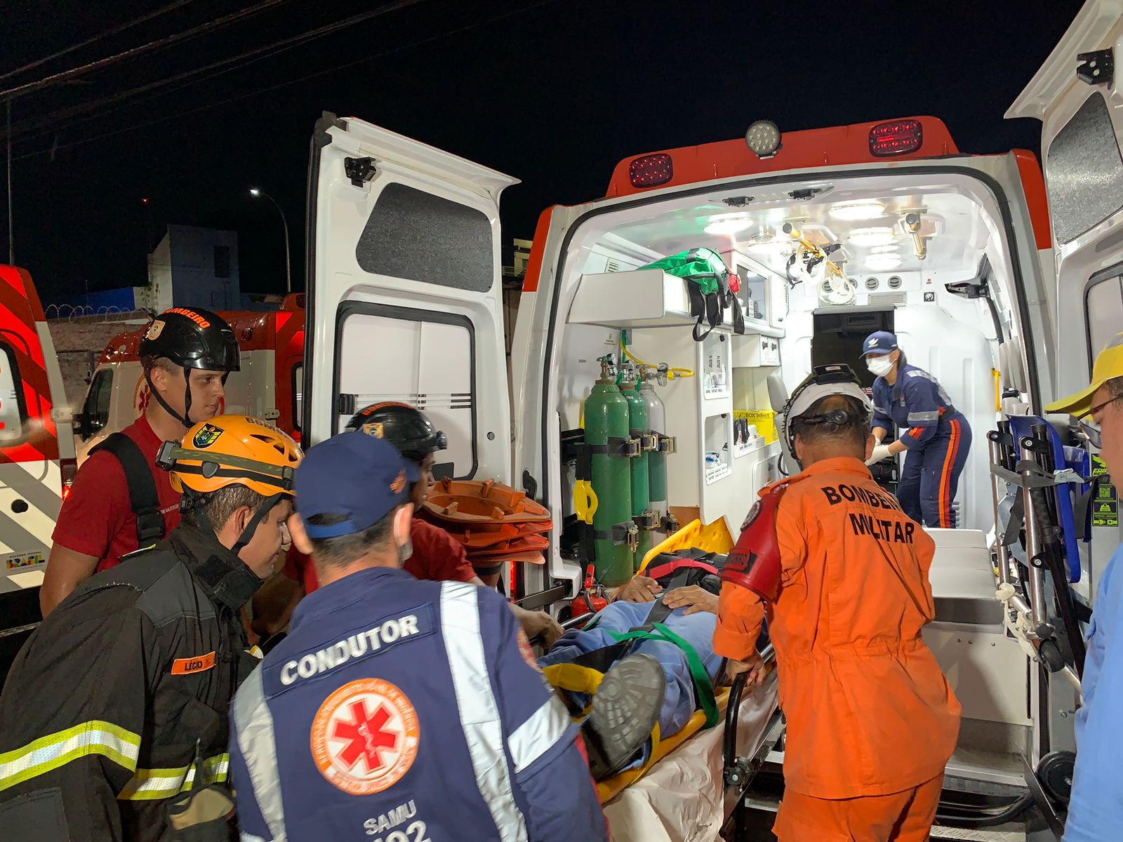 Acidente na Rodrigo Otávio: Funcionários da Yamaha ficam feridos e motorista é resgatado das ferragens