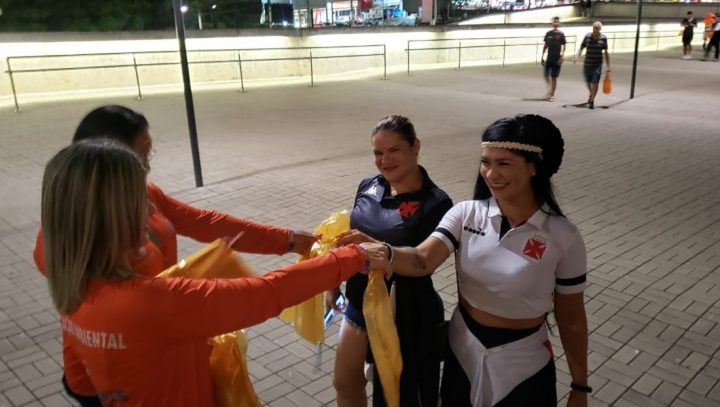 Vasco x Guarani: Torcedores recebem orientações sobre descarte de resíduos em Manaus