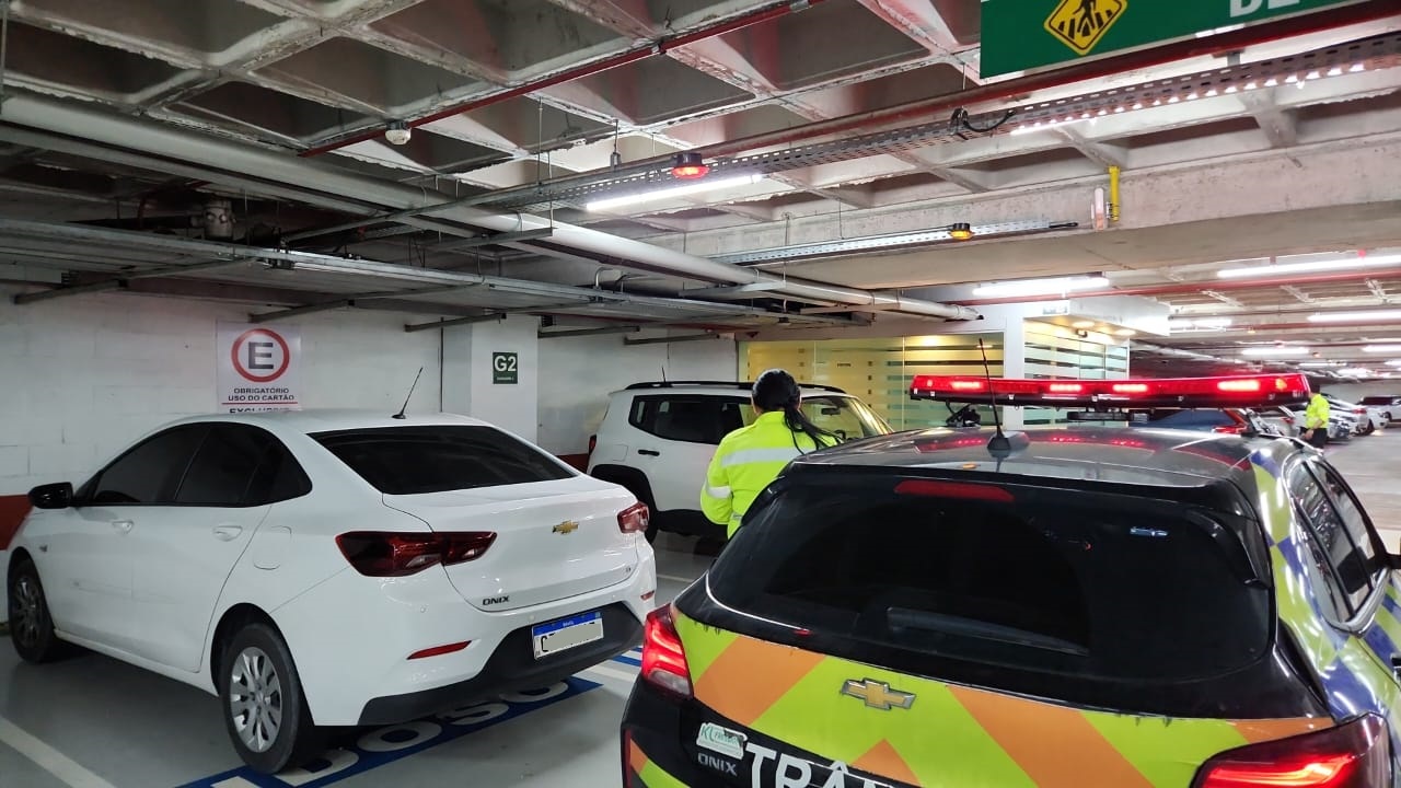 Mais de 70 motoristas são multados por usarem vagas especiais em shoppings em Manaus
