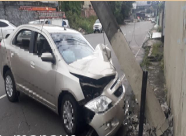 Carro fica aos pedaços ao atingir poste em avenida de Manaus