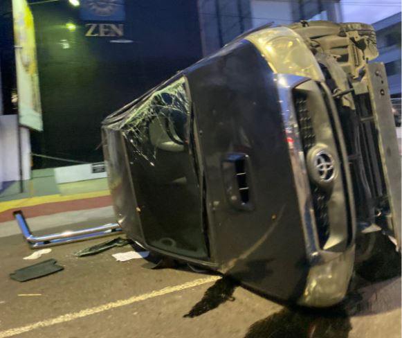 Acidente grave faz carro capotar no meio da rua em Manaus