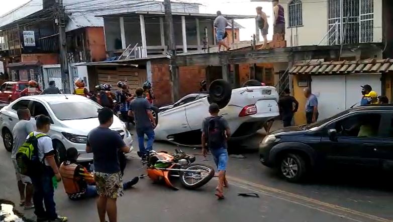 Acidente grave entre quatro veículos deixa homem ferido em Manaus