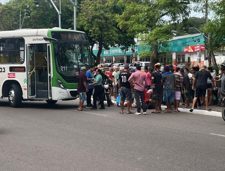 Mulher é atropelada por ônibus ao tentar atravessar avenida na Compensa
