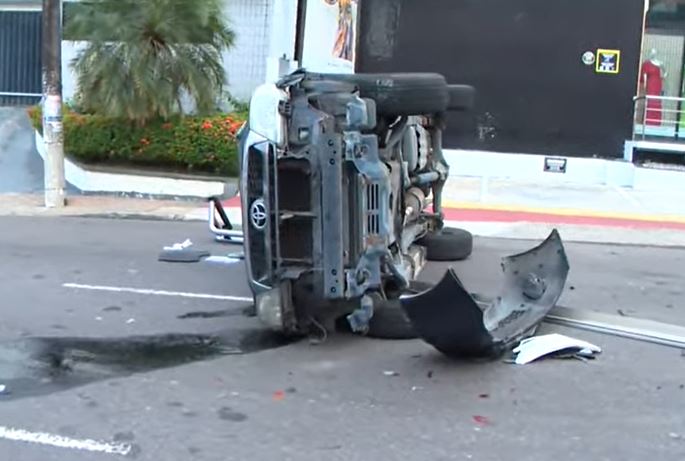 Motorista bêbado provoca capotamento e deixa universitário ferido em Manaus