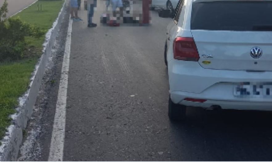 Homem fica ferido após moto e carro colidirem no meio de avenida em Manaus