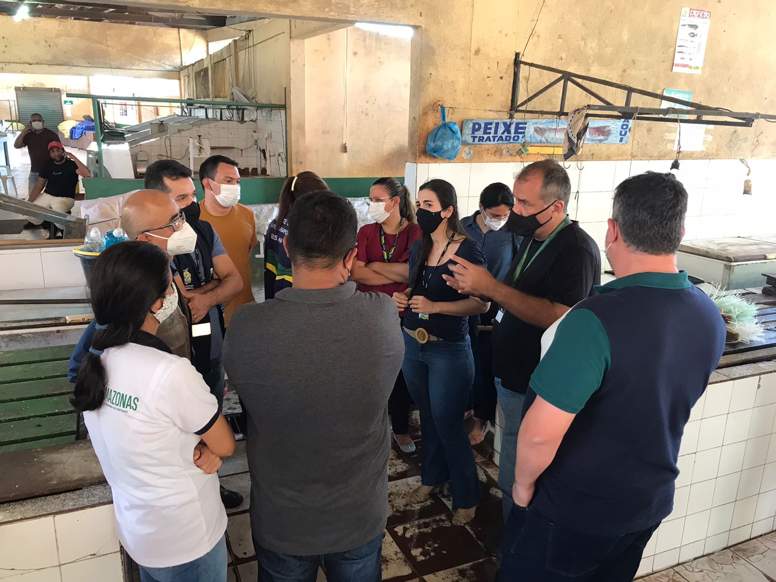 Amostras de água e pescado são coletadas para análise após surto da doença da urina preta no Amazonas