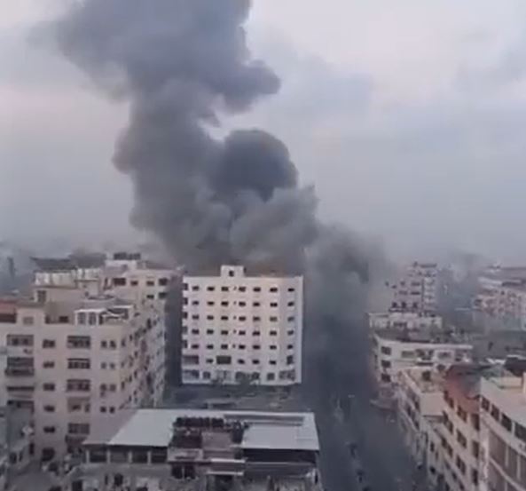 Guerra entre Israel e Hamas entra no segundo dia com 720 mortos 