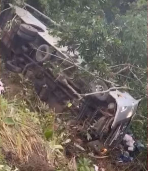 Ônibus com pacientes cai em ribanceira e deixa quatro mortos e um ferido 