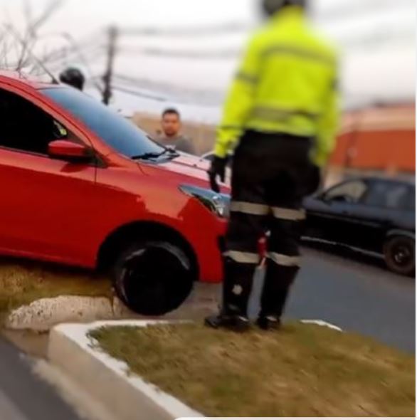Motorista tenta fazer retorno proibido e fica com carro preso em canteiro central em Manaus