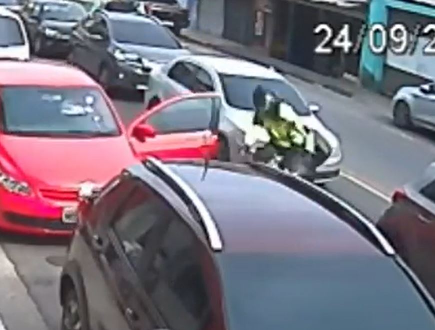 Vídeo: Agente de trânsito 'voa' de motocicleta ao se chocar com porta de carro em Manaus