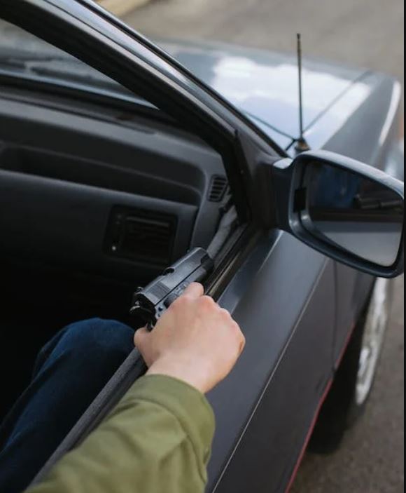 Jovem morre ao levar tiro no pescoço durante briga de trânsito em Manaus