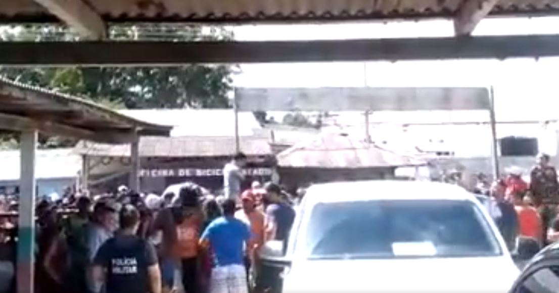 Vídeos: População ameaça invadir delegacia e linchar suspeito de matar bebê atropelada no Amazonas