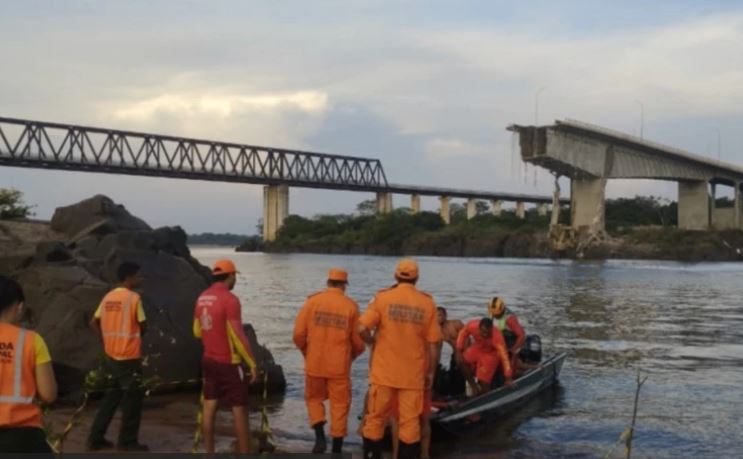 Onze mergulhadores se juntam à equipe de buscas por desaparecidos no desabamento de ponte