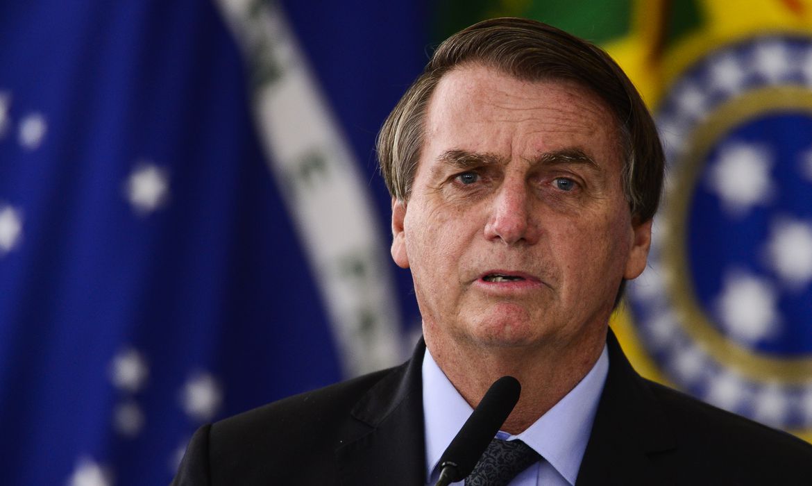 Questionado sobre 600 mil mortos por Covid, Bolsonaro diz: 'qual país não morreu gente?'