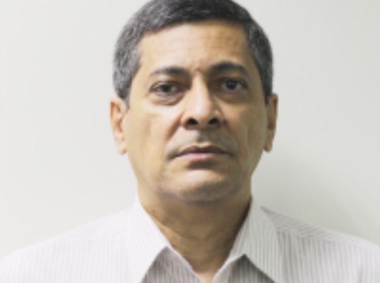 Diretor da Prodam passa mal durante coletiva e é socorrido às pressas em Manaus