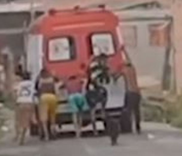 Ambulância sofre pane após atravessar igarapé para buscar idoso em Manaus