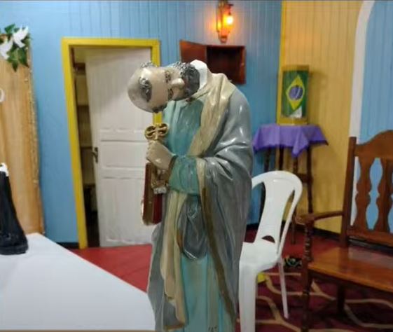 Vândalos invadem igreja no Amazonas e decepam cabeças de santos 