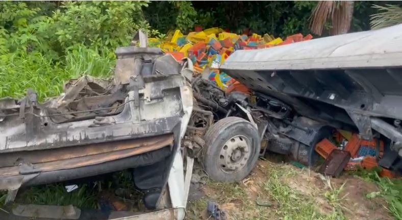 Dois adultos e 16 estudantes ficam feridos em violento acidente na BR-174