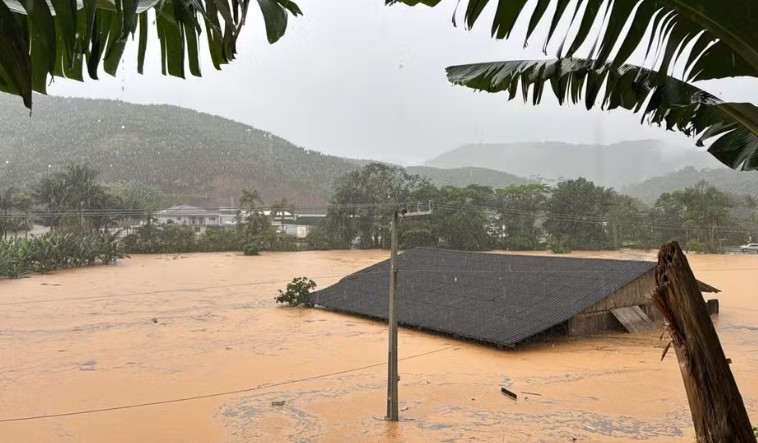 Chuva e destruição: seis cidades decretam estado de emergência em Santa Catarina