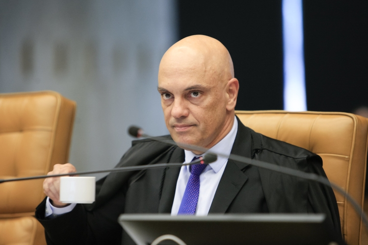 Moraes intima Bolsonaro para dar explicações sobre fuga para Argentina