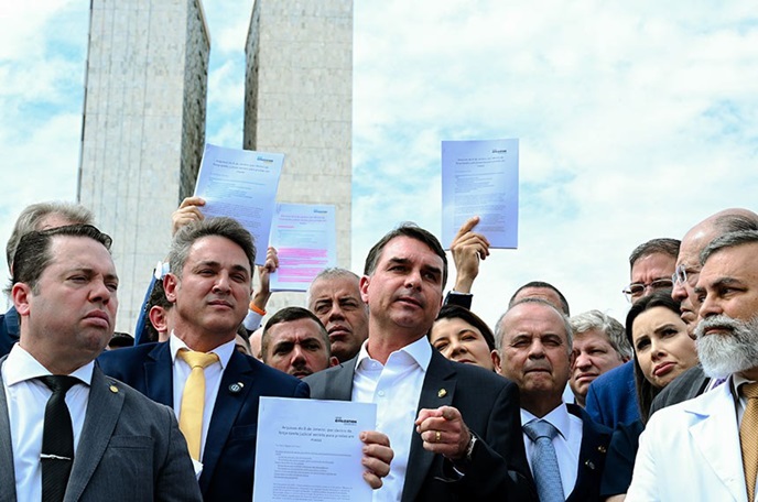 Aliados travam Congresso em protesto contra prisão de Bolsonaro 