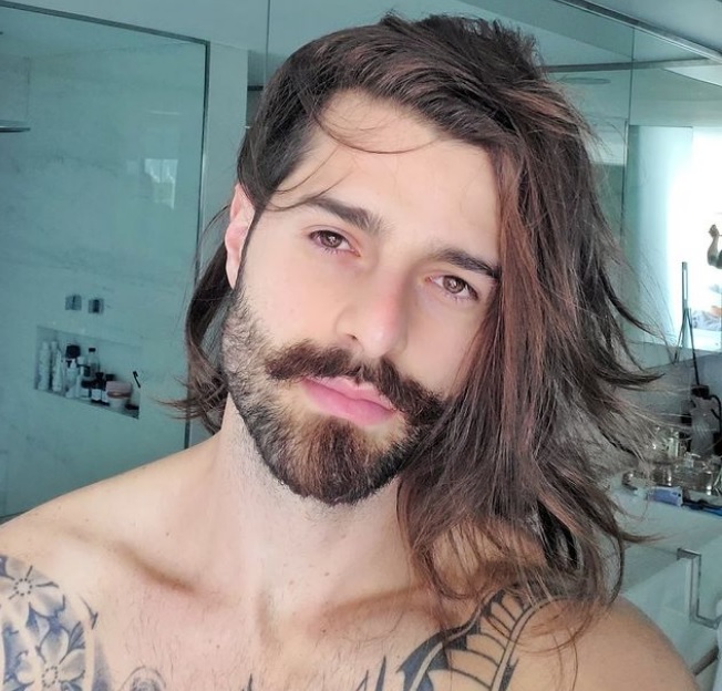 Alok surge em passeio de lancha no Rio Negro, em Manaus